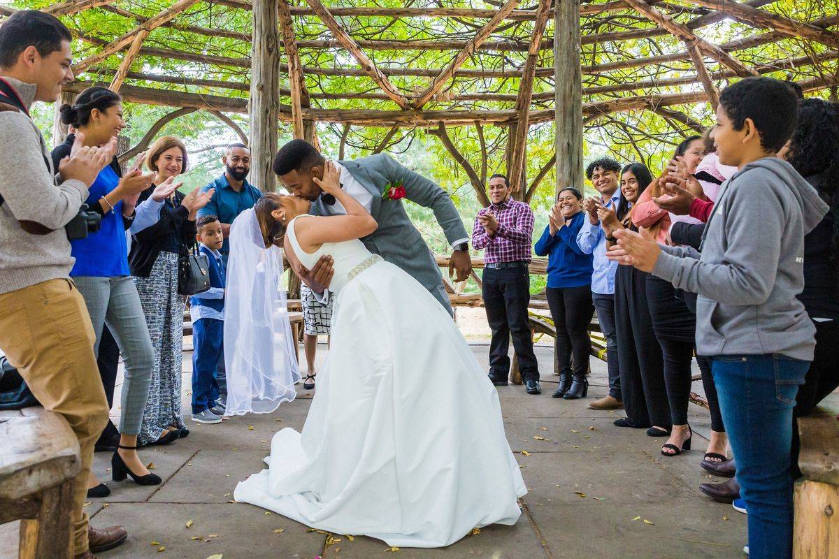 Beso inclinado en Cop Cot - Boda en Central Park - Nueva York