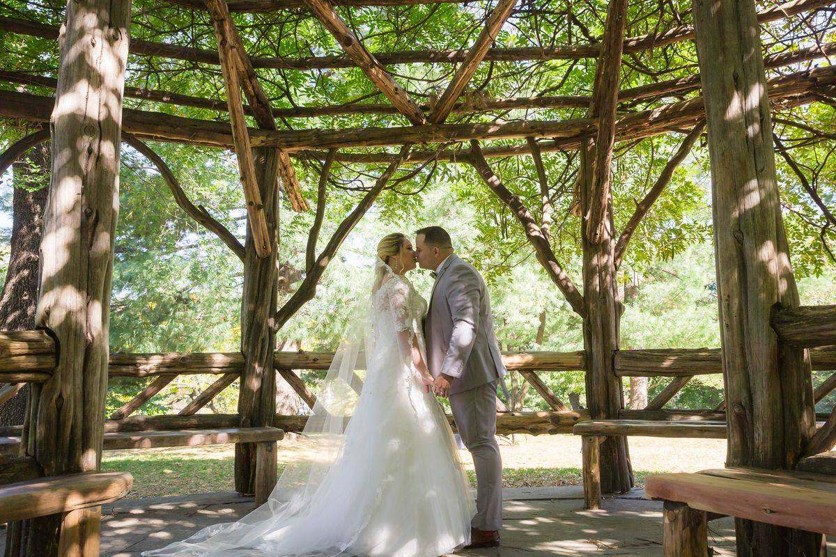 Beso bajo el velo en Cop Cot - Boda en Central Park - Nueva York